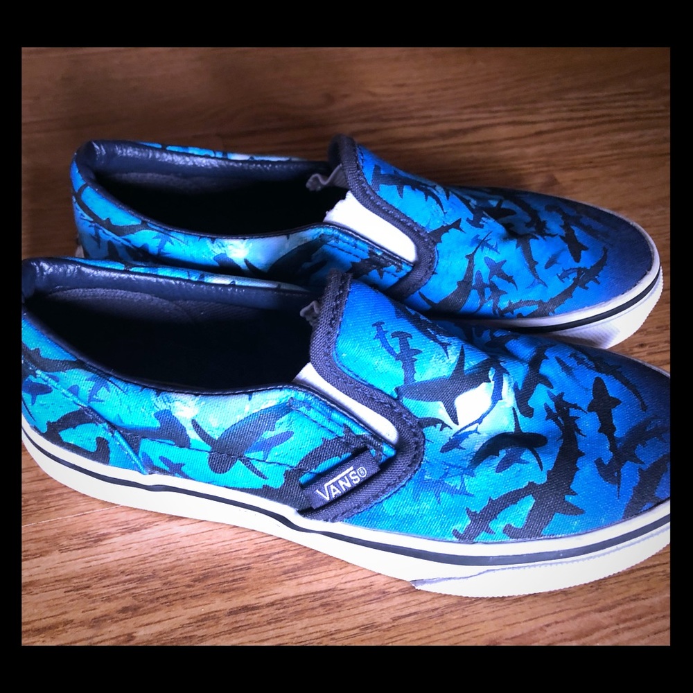 Vans  🦈 classic digi- shark slip ons